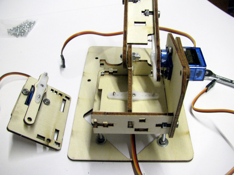 The motion servo base of the second segment of the robotic arm must be mounted on the rotating base The motion servo base of the second segment of the robotic arm must be mounted on the rotating base