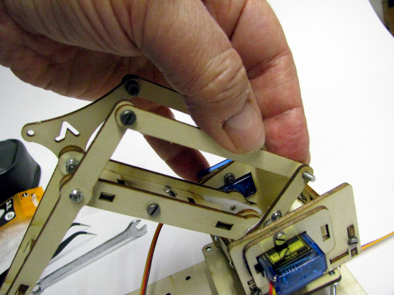 control linkage of the second segment of the robotic arm control linkage of the second segment of the robotic arm