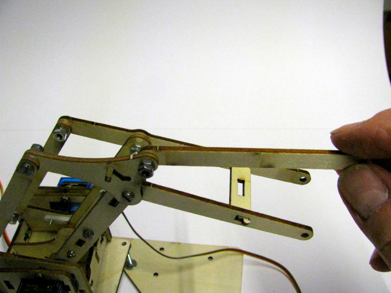 The component must be fixed on the remaining free hole of the joint that carries the movement of the caliper The component must be fixed on the remaining free hole of the joint that carries the movement of the caliper