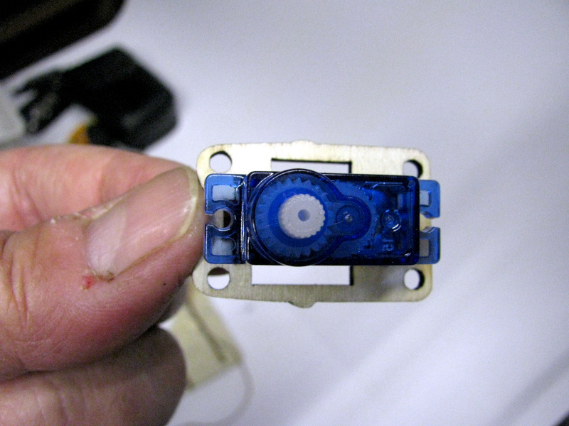 Mounting the servo on the first support Mounting the servo on the first support