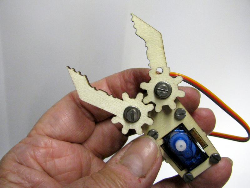 Mounting the two claws on the servo controlling the gripper's movement Mounting the two claws on the servo controlling the gripper's movement