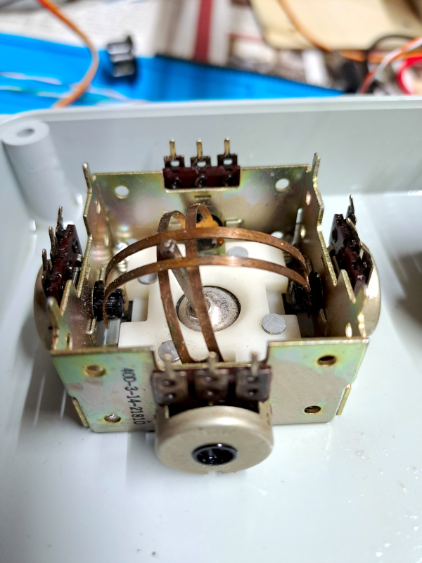 Vista dall'alto del joystick senza leva: si distingue chiaramente il meccanismo a croce che trasmette il movimento della leva ai quattro potenziometri, due in parallelo per ciascun asse.