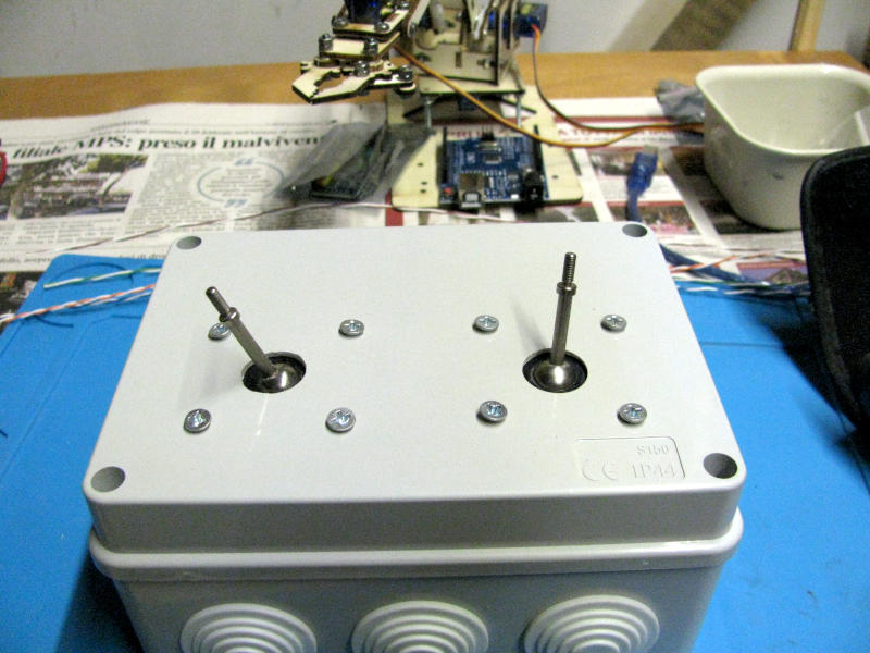 Joystick assemblati sulla scatola