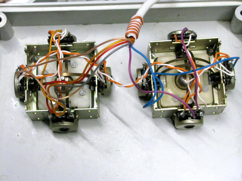 I due joystick analogici montati nel controller, con i potenziometri di ogni asse collegati in parallelo tramite fili codificati per colore. La codifica cromatica, mantenuta coerente su tutti i collegamenti, facilita il debug e le eventuali modifiche future
