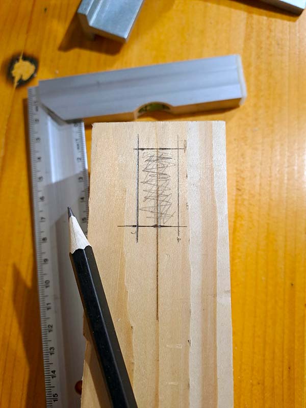 Drawing the perimeter of the mortise on the piece to be carved Drawing the perimeter of the mortise on the piece to be carved