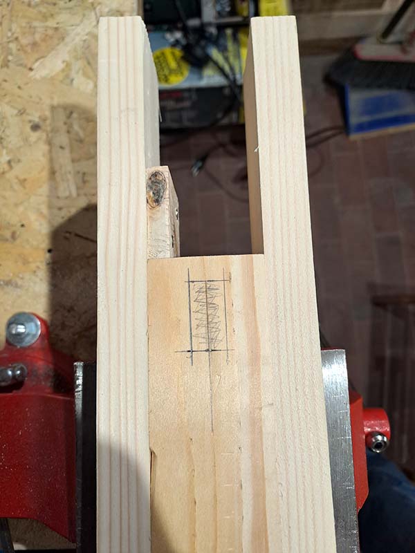 Positioning the template on the piece to be carved Positioning the template on the piece to be carved