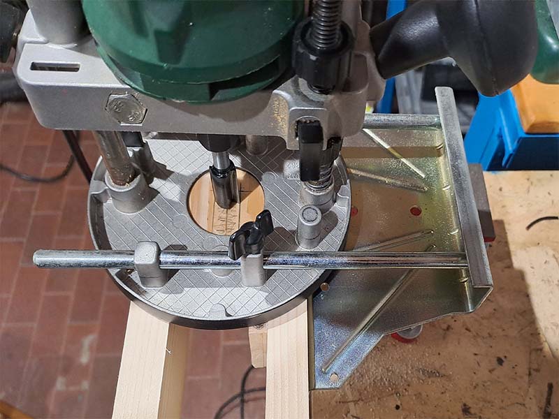 Positioning the lateral guide of the vertical milling machine Positioning the lateral guide of the vertical milling machine