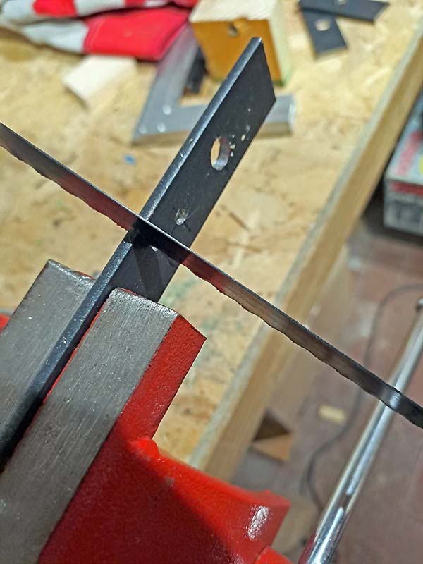 Using a hacksaw, I cut the four pieces along the lines I had marked on the metal profile. Using a hacksaw, I cut the four pieces along the lines I had marked on the metal profile.