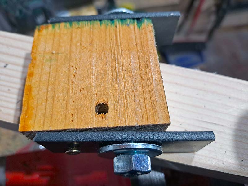 Assembling the limit switch clamp Assembling the limit switch clamp