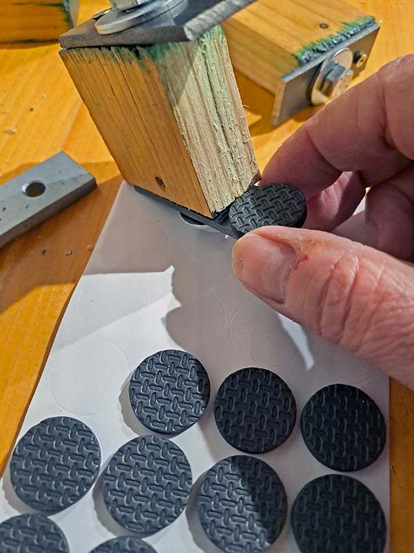 Mounting rubber pads to increase the grip of the clamp Mounting rubber pads to increase the grip of the clamp