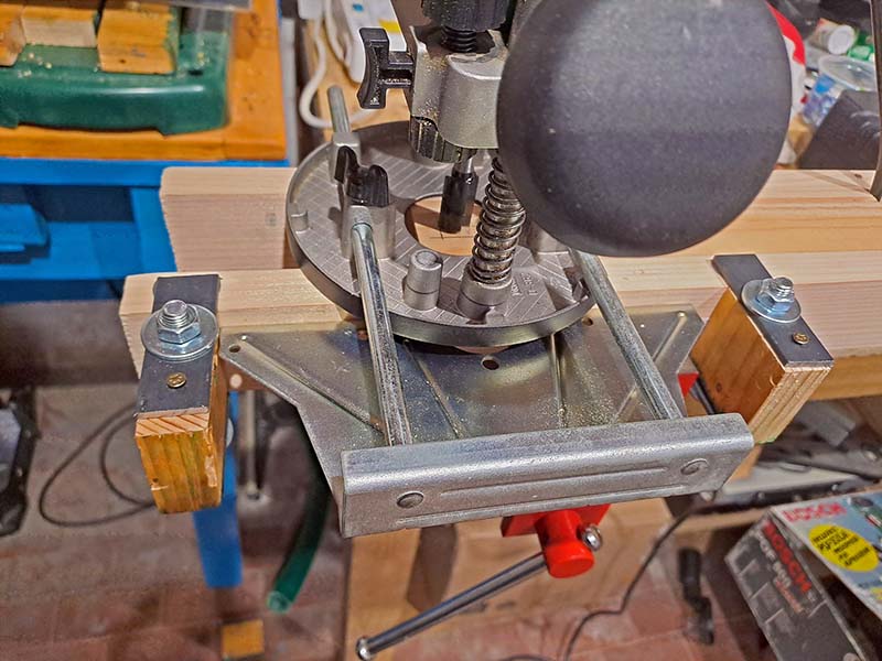 Positioning the second limit switch on the template Positioning the second limit switch on the template