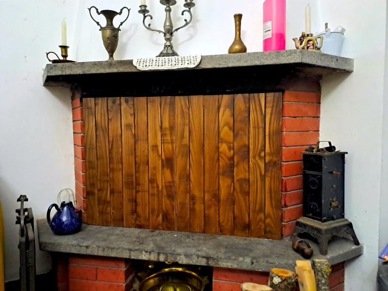 Uno sportello davanti al caminetto per risolvere il problema della fuliggine e del cattivo odore del fumo