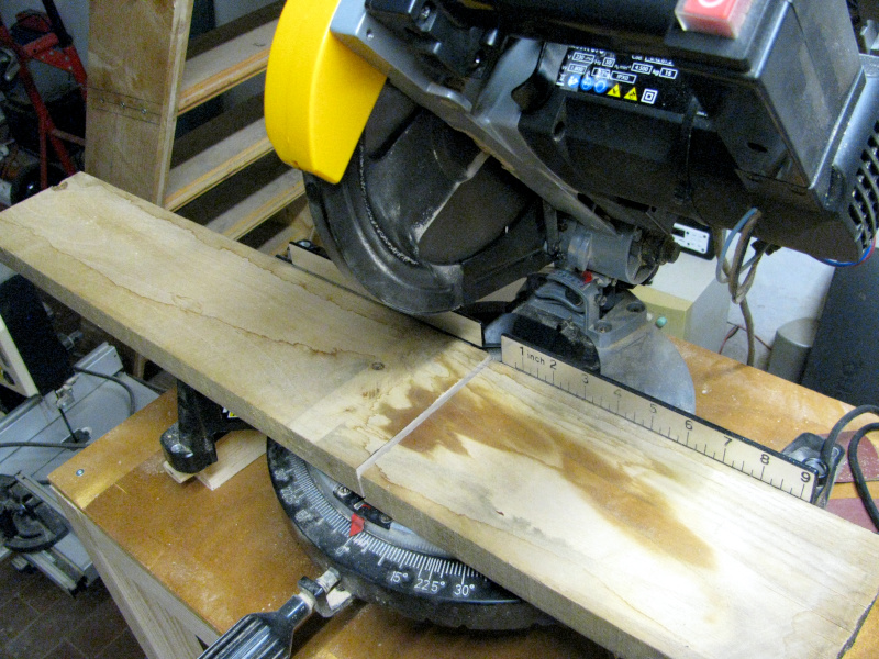 Con la troncatrice ho tagliato delle tavolette alte quanto l'altezza della bocca del caminetto