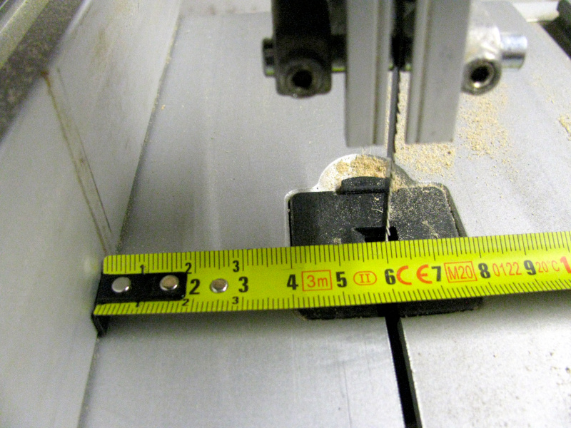 Ho messo la sponda della sega a nastro per rifilare le tavolette alla larghezza desiderata