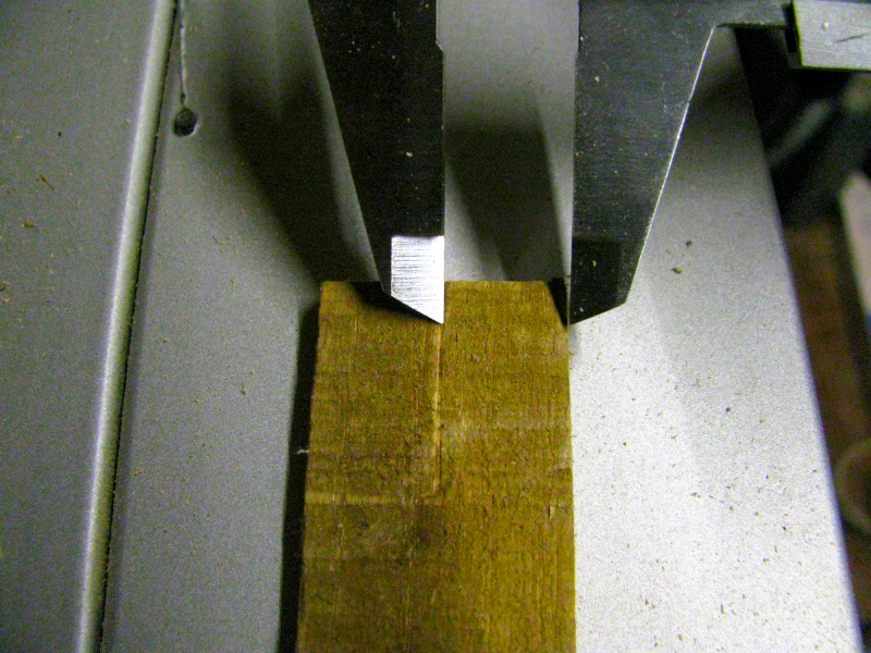 ho preso con il calibro la misura sulla costa segnando la metà dello spessore della tavoletta