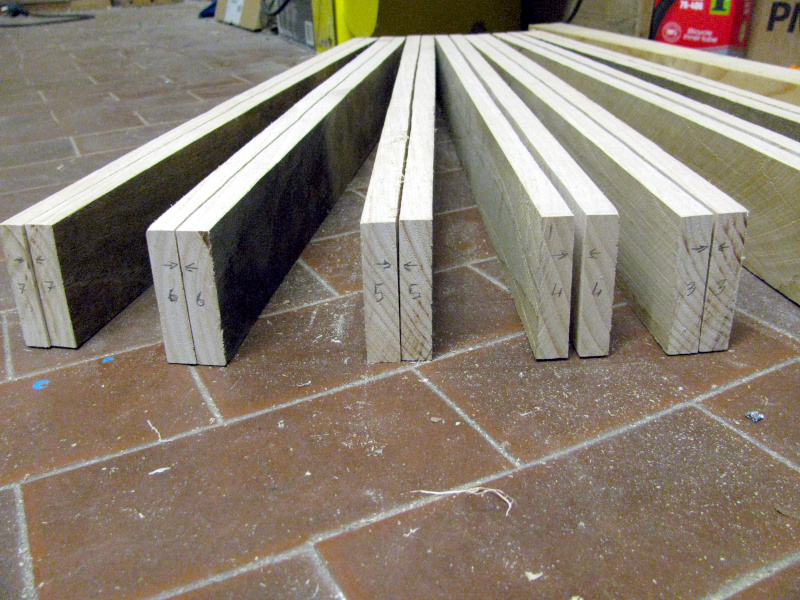 Ho segnato le tavolette per mantenere vicini i punti di taglio e non perdere i punti di contatto tra le venature