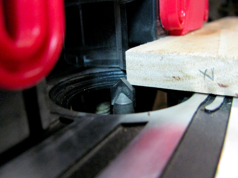 Con la fresatrice smusso gli spigoli delle tavolette a 45 gradi