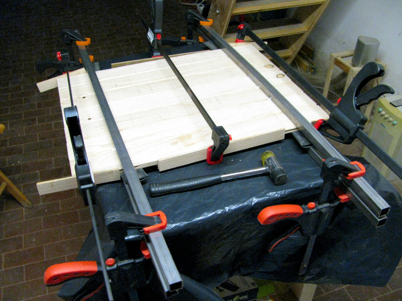 Bloccaggio delle tavolette con i morsetti fino ad essiccazione della colla vinilica