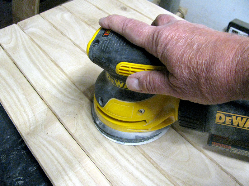 Lisciatura del legno con la levigatrice rotorbitale