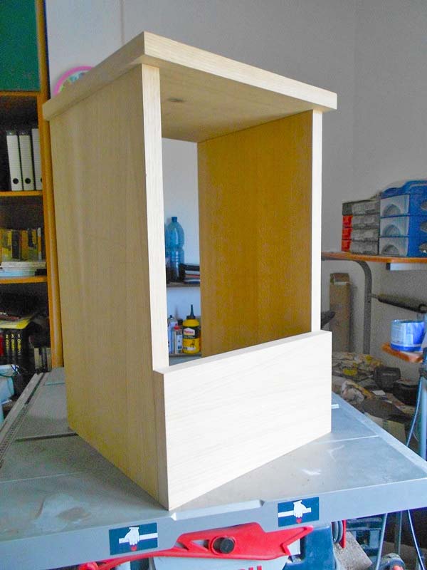 Prova di montaggio a secco della struttura del comodino