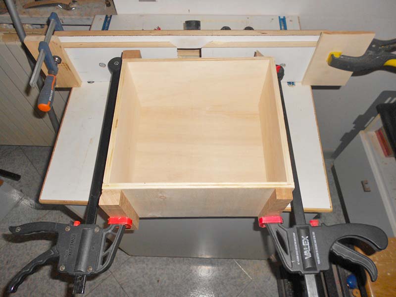 Incollaggio del cassetto del comodino in rovere