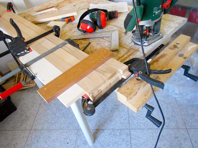 Lavorazione in serie dei tenoni usando la fresatrice verticale