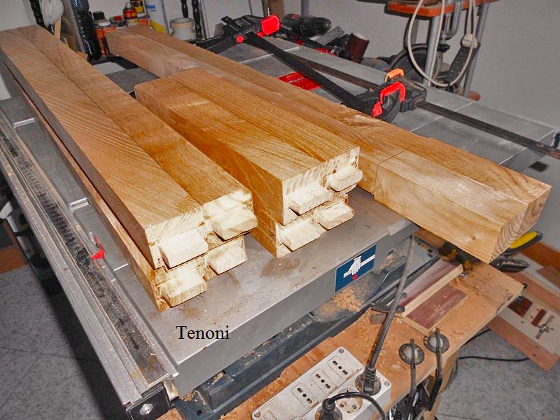 Foto finale dei tenoni realizzati sui morali di castagno
