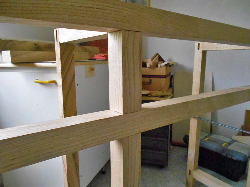 Incastri a mezzo spessore tra i traversi ed il telaio centrale