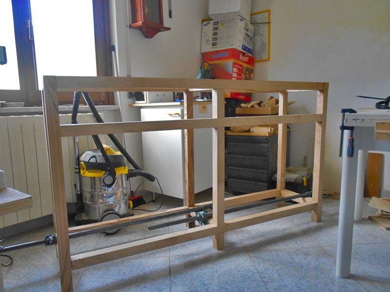 Prova di montaggio a secco del telaio della credenza