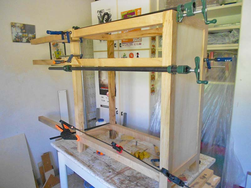 Incollaggio della struttura della credenza