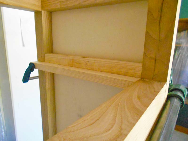 Incollaggio della guida del cassetto al montante posteriore