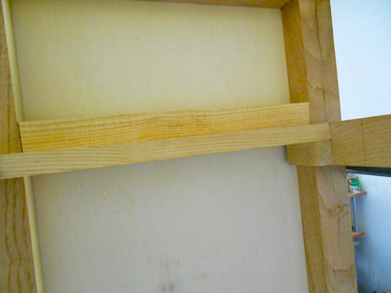 La guida del cassetto viene avvitata al montante anteriore