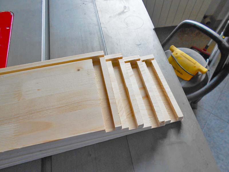 Scanalature fatte con la fresa da banco sui laterali del cassetto