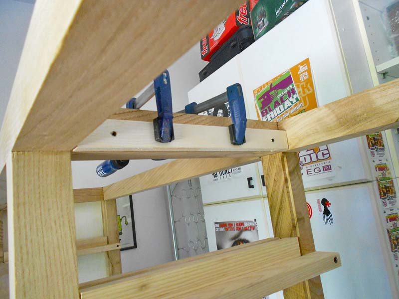 Fissaggio delle guide superiori dei cassetti