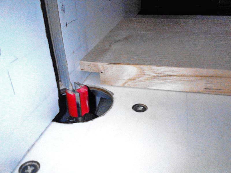 Con la fresatrice da banco faccio gli scassi laterali al frontalino per l'incastro 