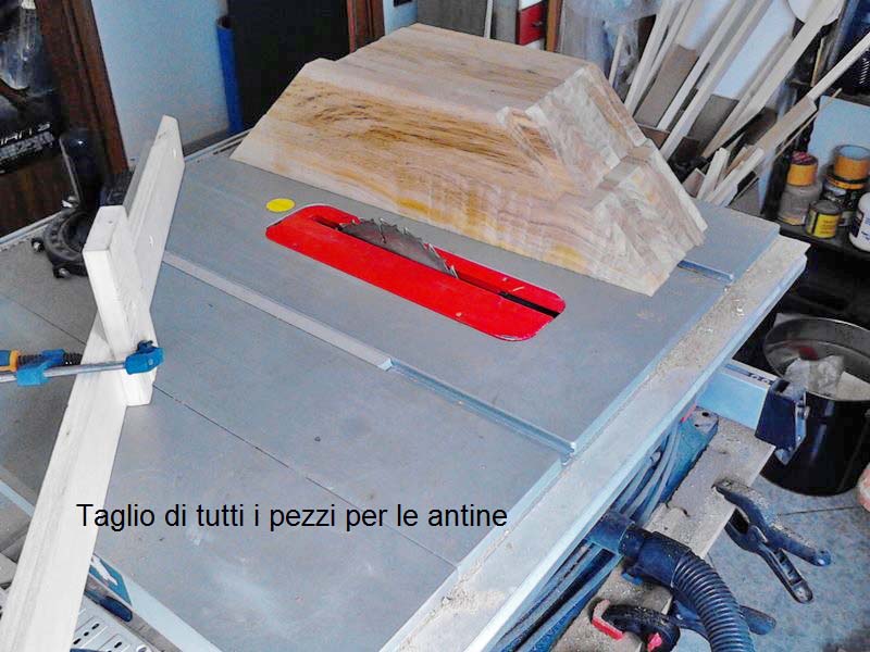Taglio dei pezzi per costruire le cornici delle antine