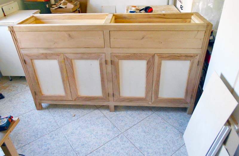 Vista frontale della credenza con gli sportelli montati