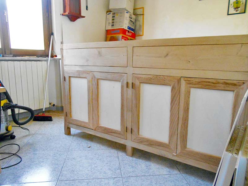 Vista di tre quarti della credenza con gli sportelli montati