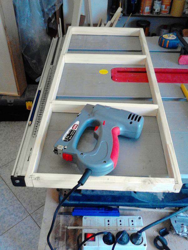 Assemblaggio della struttura del tamburato per il fondo del mobile