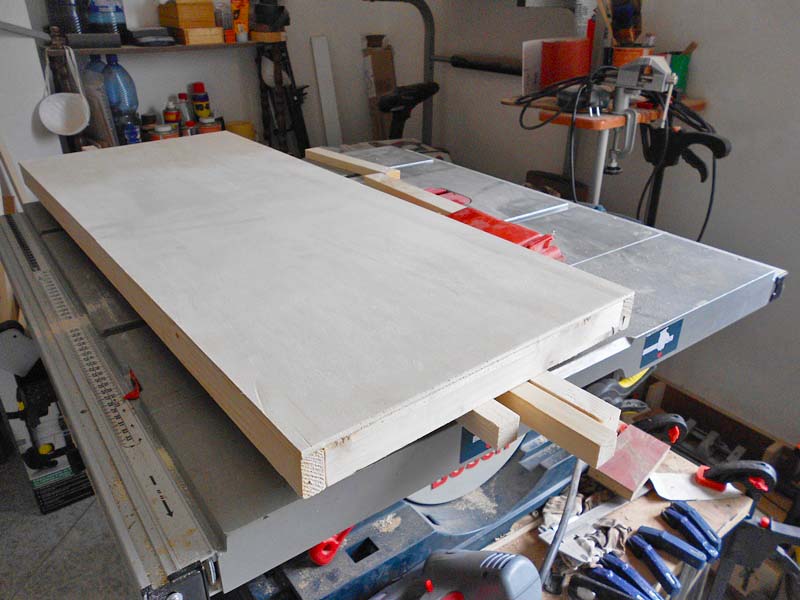 Finitura del tamburato per il ripiano base del mobile