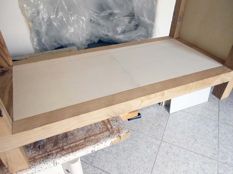 Prova posizionamento pannello inferiore nella credenza