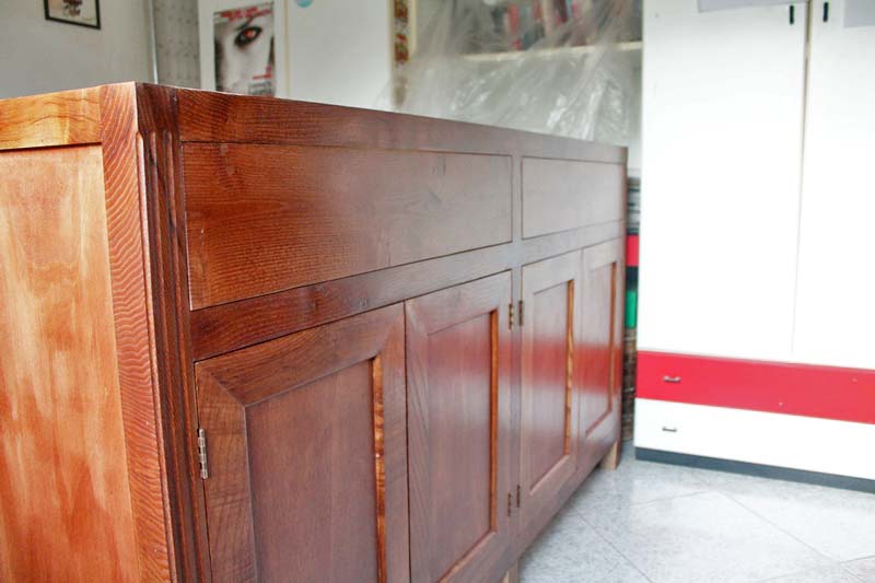 Verniciatura della credenza con mordenzatura fondo turapori e finitura all'acqua