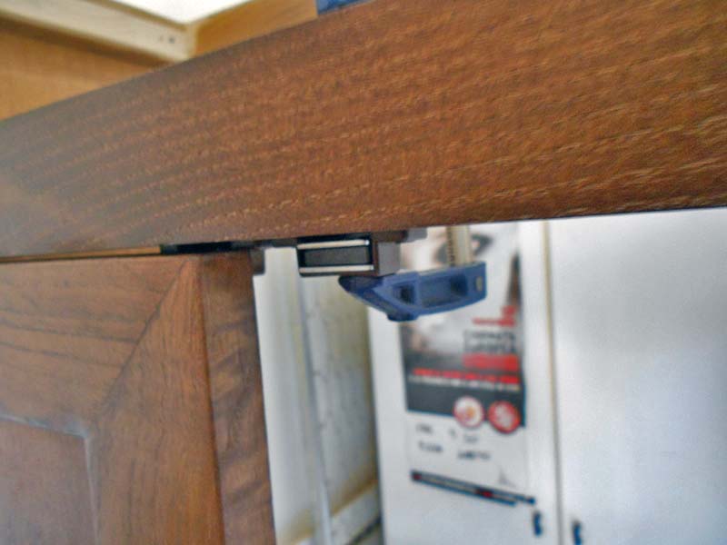 Montaggio delle calamite per la chiusura degli sportelli