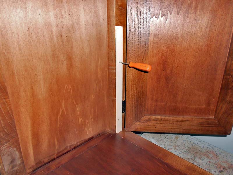 Con un listello di legno ho fatto una dima per montare i reggimensola tutti alla stessa altezza e distanza dal bordo