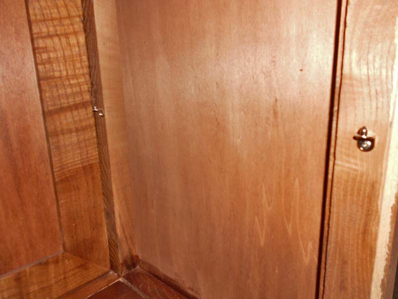 Reggimensola montati nella credenza