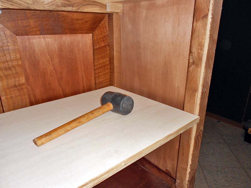 Marcare la posizione dei fori dei reggimensola con un martello di gomma