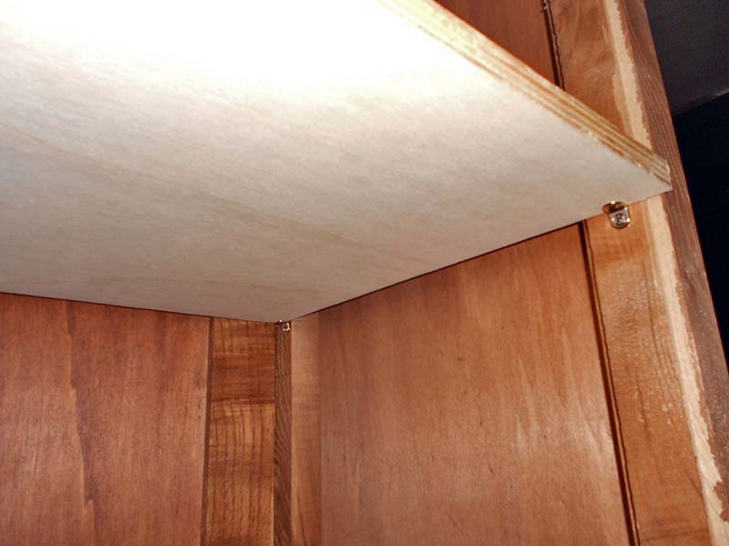 Ripiano montato sui perni dei reggimensola