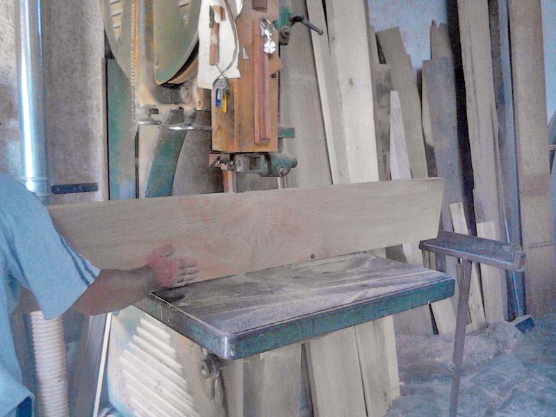 Taglio con la sega a nastro in tavole da 3 cm di spessore