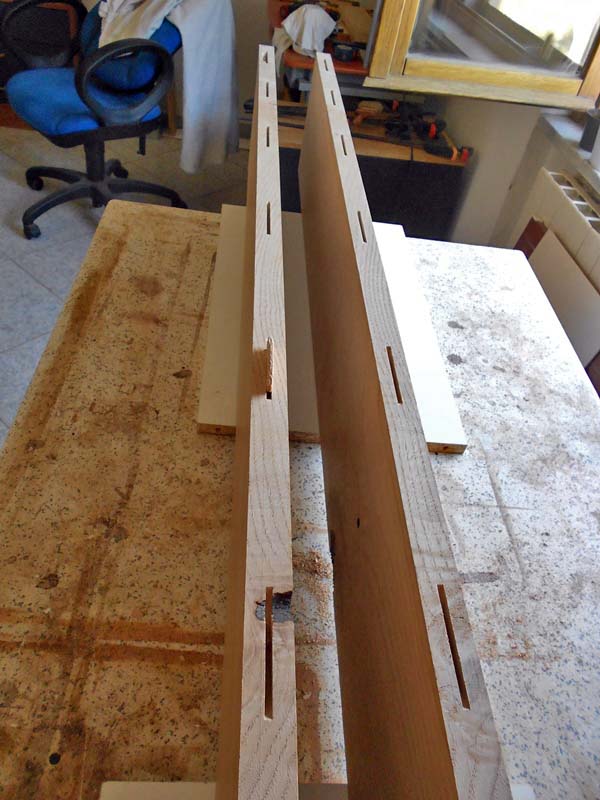 Unione di costa di due tavole di legno tramite lamelli o biscotti