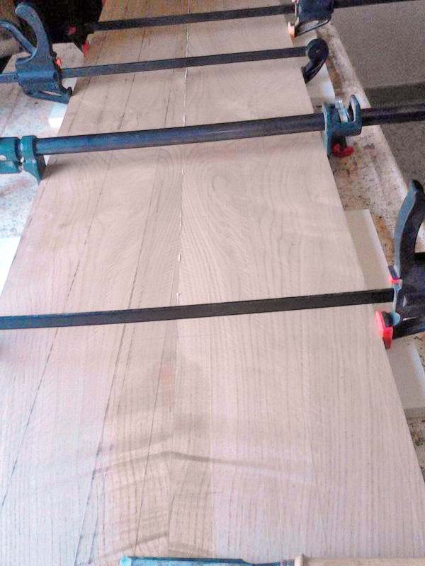 Incollaggio delle tavole del ripiano superiore della credenza